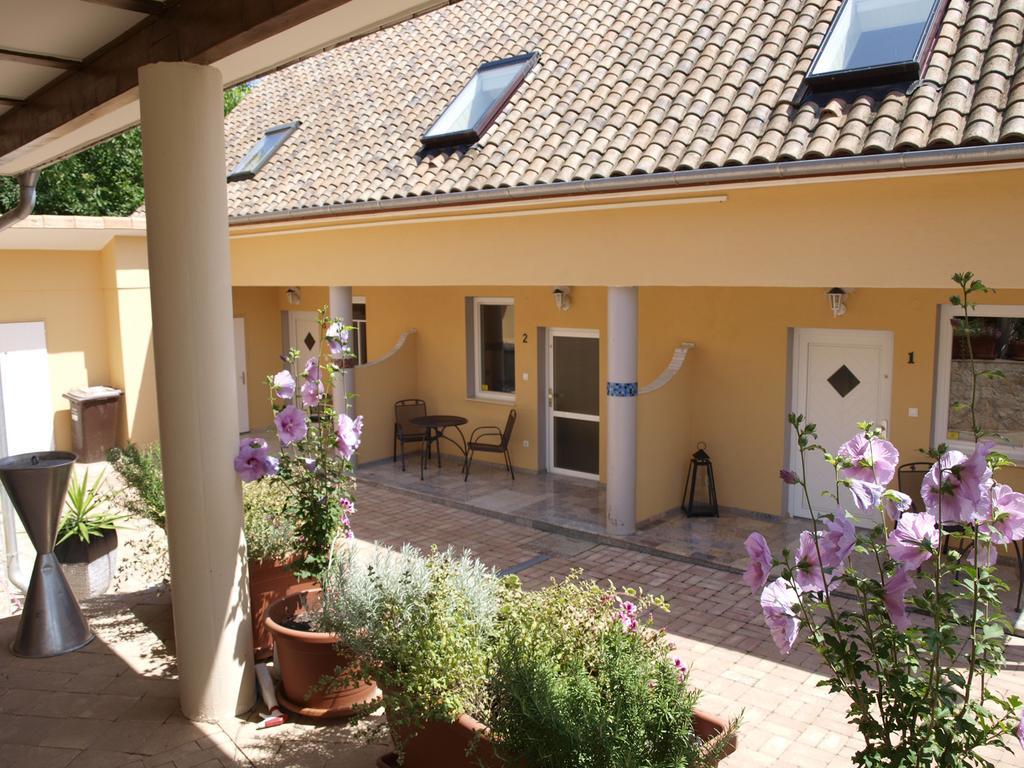Alt Baden Apartement Dunaszekcso Esterno foto