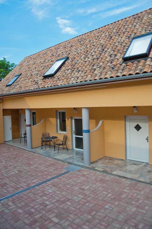 Alt Baden Apartement Dunaszekcso Esterno foto