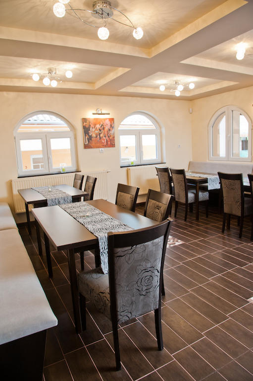 Alt Baden Apartement Dunaszekcso Esterno foto